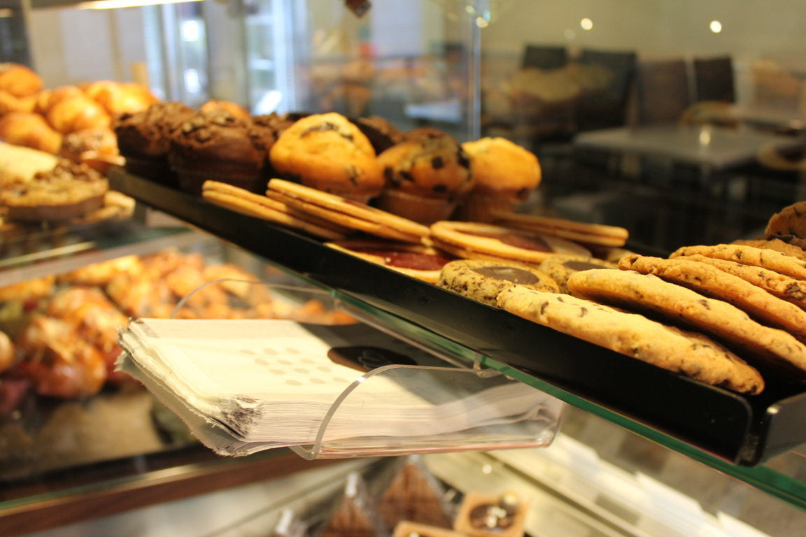 Bäckereitheke mit frischem Brot, Brötchen und Gebäck in der Auslage