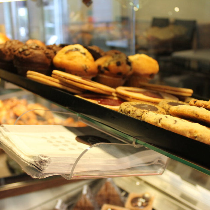 Bäckereitheke mit frischem Brot, Brötchen und Gebäck in der Auslage