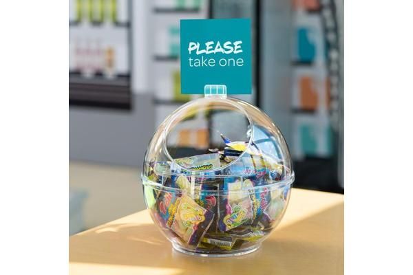 Transparente Acryl-Warenschütte für Kassenbereich und Impulskäufe im Einzelhandel