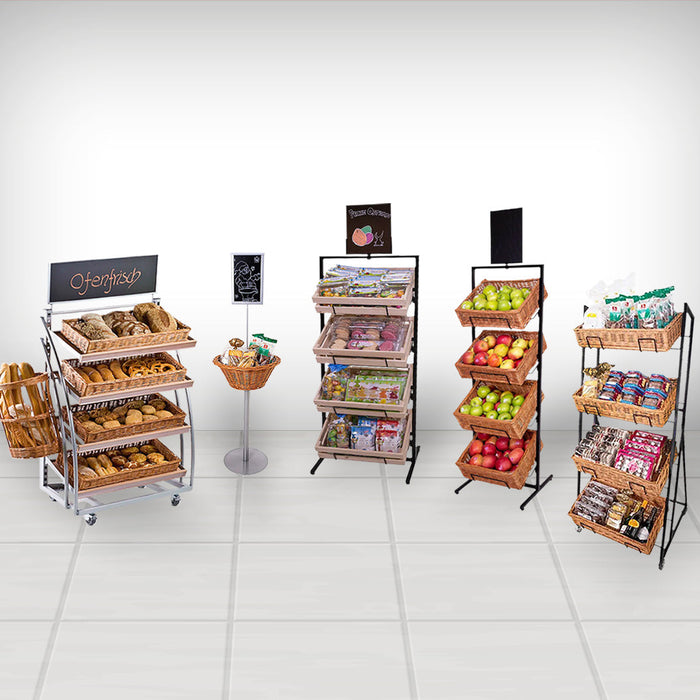 Attraktive Warenpräsentation mit Körben für Brot, Obst, Gemüse und Snacks