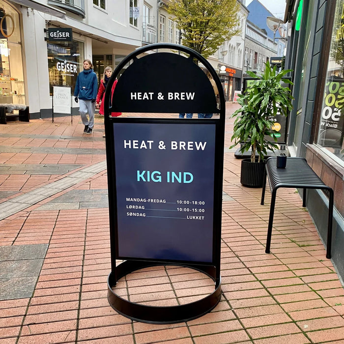 Kundenstopper Gotik Circle – runder Outdoor Werbeständer aus Metall, wetterfester Gehwegaufsteller