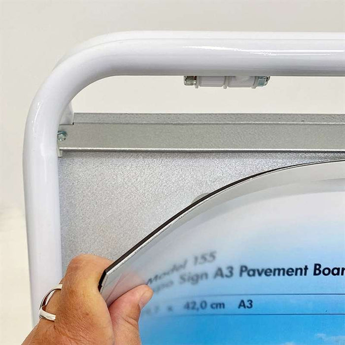 Transparente APET Frontplatte mit Magnetband für schnellen Posterwechsel - Detail