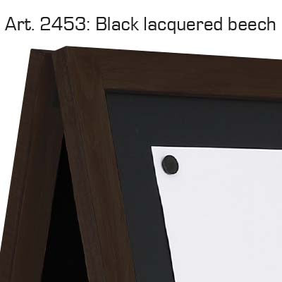 Detailansicht vom Rahmen aus schwarz lasiertem Buchenholz beim Kundenstopper mit Magnettafel