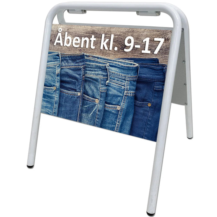 Gehwegaufsteller A3 Weiß Stahl mit individueller Folienbeschriftung vor Geschäft