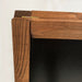 Detailansicht vom Holzrahmen und der Kreidetafel eines Kundenstoppers aus dunklem Holz