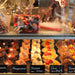Schwarze beschriftete Preisschilder in der Auslage einer Bäckereitheke