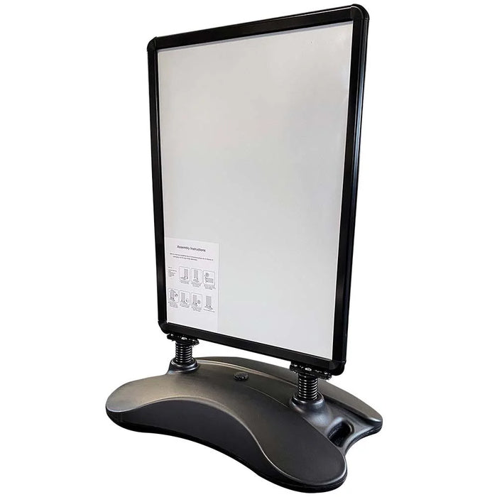 Rückansicht windfester Kundenstopper mit stabilem Wasserfuß