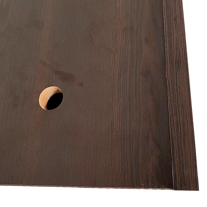 Kabeldurchlass im mobilen Rednerpult aus dunklem Holz für Mikrofon oder Präsentationstechnik