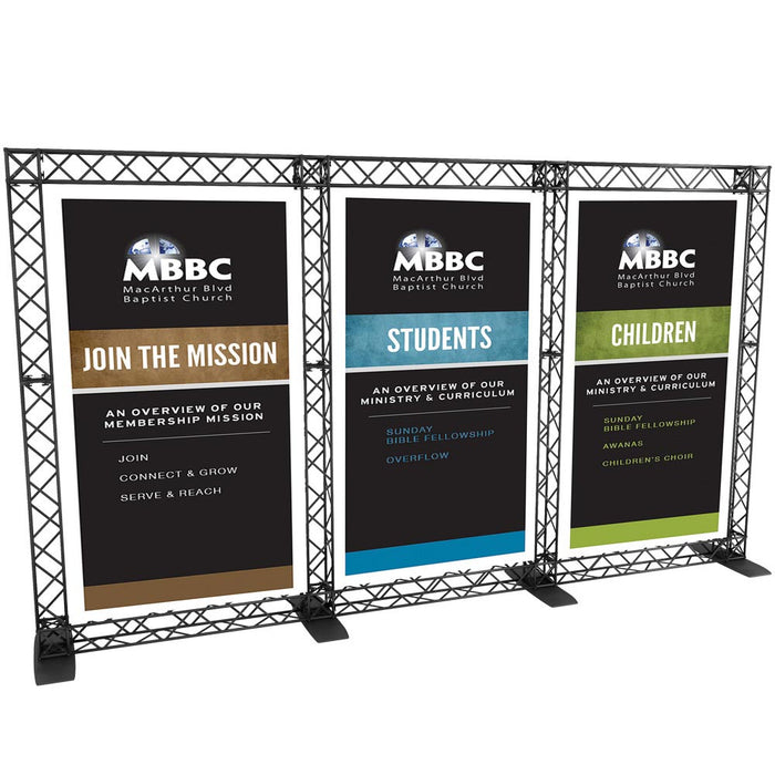 Schwarze CROWN TRUSS 10 Triple Bannerwand mit individuellen Werbebannern für Messen, Events und Präsentationen