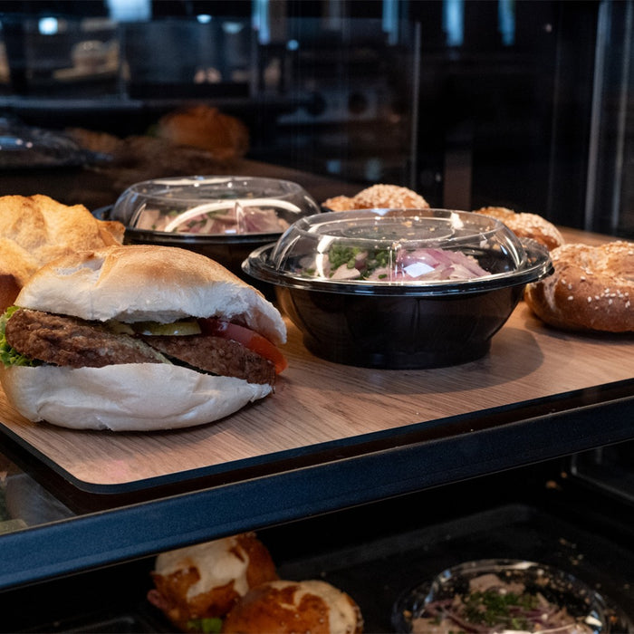 Auslegeplatte Eiche Premium in der Frischetheke mit Sandwiches und Brötchen