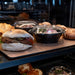 Auslegeplatte Eiche Premium in der Frischetheke mit Sandwiches und Brötchen