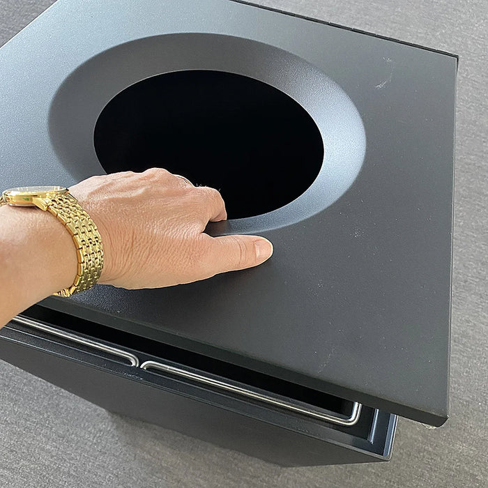 Detail der Einwurföffnung eines Abfallbehälters für hygienische Müllentsorgung