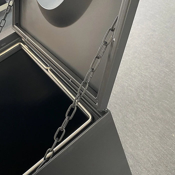 Detail der Einwurföffnung eines Abfallbehälters für hygienische Müllentsorgung