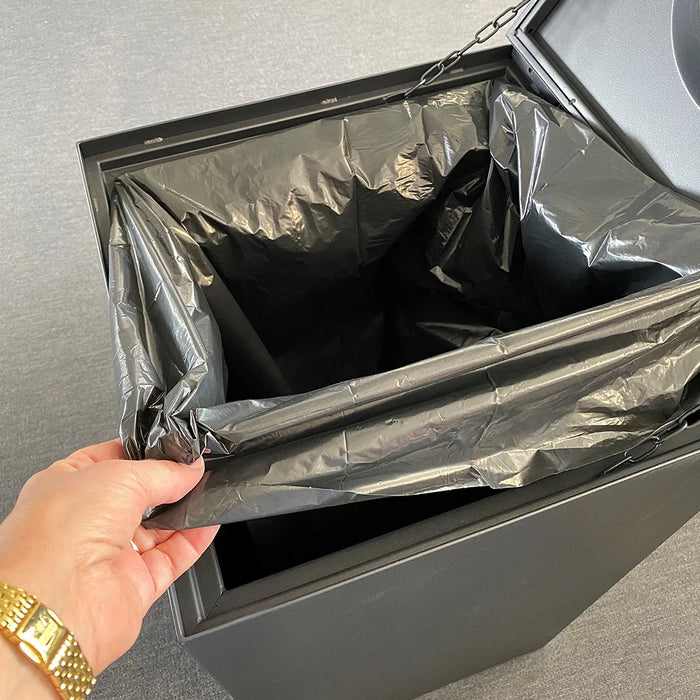 Abfallbehälter mit eingesetztem Müllbeutel für saubere und einfache Entleerung