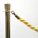 Goldener Absperrpfosten mit goldenem Absperrseil und Karabinerhaken
