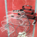Acryl-Podest-Set gerundet Schwarz mit Schmuck in der Vitrine