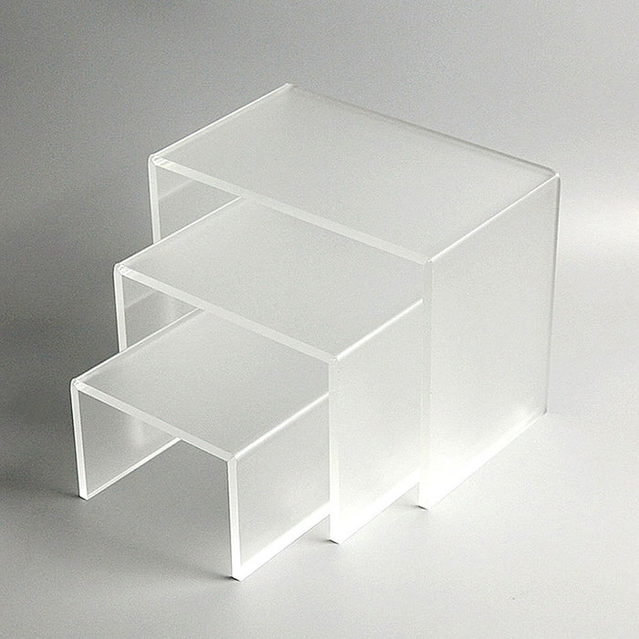 Acryl-Podest-Set Big mattiert transparent, Set vor grauem Hintergrund