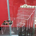 Transparente Acryl-Podeste zur Präsentation von Schmuck in einer Verkaufsvitrine