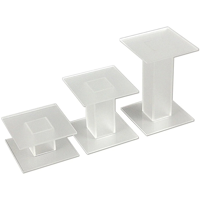 Drei mattierte Acrylpodeste in den Höhen 5 cm, 10 cm und 15 cm für die abgestufte Warenpräsentation