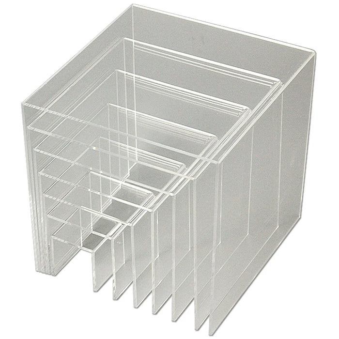 Sieben transparente Acryl-Podeste in unterschiedlichen Größen