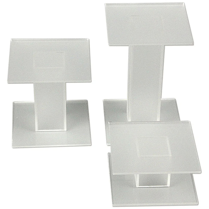 Drei matt-transparente Acryl-Präsentationspodeste mit quadratischer Grundfläche und unterschiedlichen Höhen