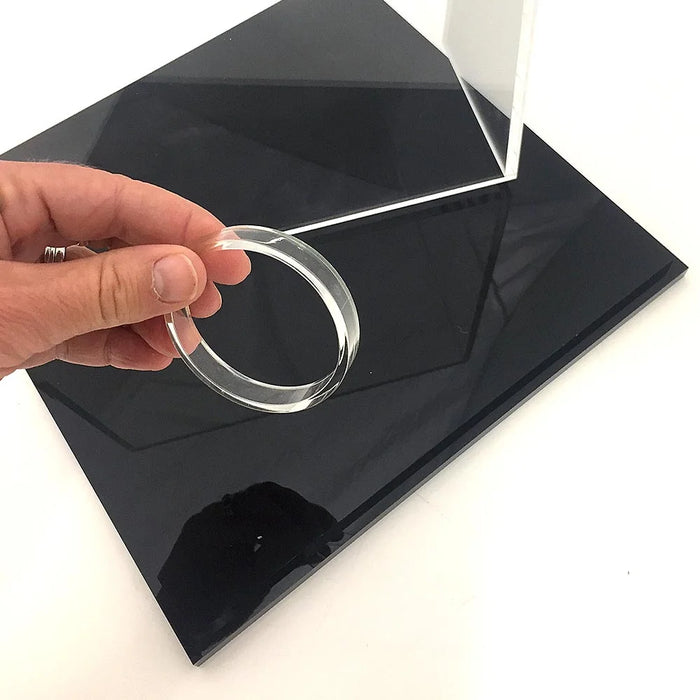 Große kubische Acryl-Vitrine mit transparenten Seitenwänden und schwarzer Bodenplatte für Ausstellungen.