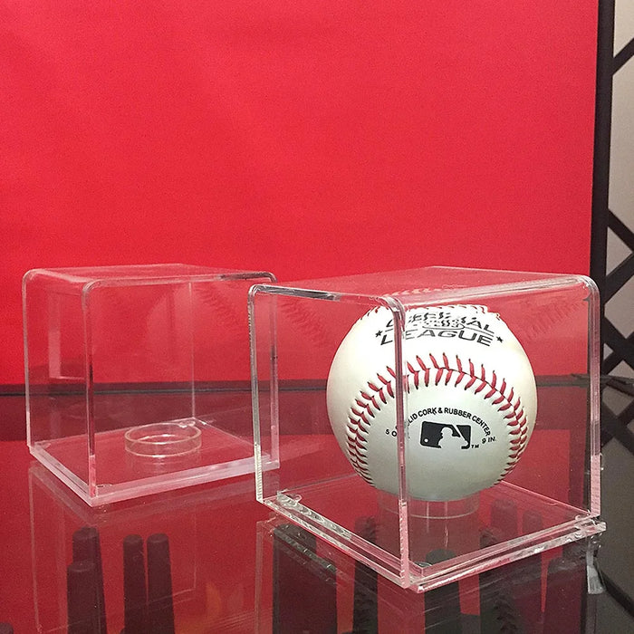 Acryl-Vitrine mit Baseball als Sammlerobjekt auf einer Präsentationsfläche im Ausstellungsbereich.