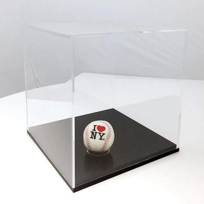 Transparenter Acryl-Schaukasten mit schwarzer Bodenplatte zur Präsentation eines Baseballs als Sammlerstück.