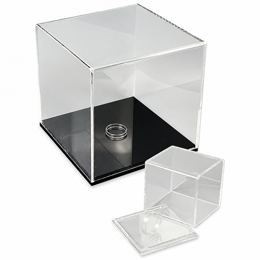 Acryl-Schaukasten als kleiner transparenter Würfel und große Acryl-Vitrine mit schwarzer Bodenplatte für die Präsentation von Einzelstücken.