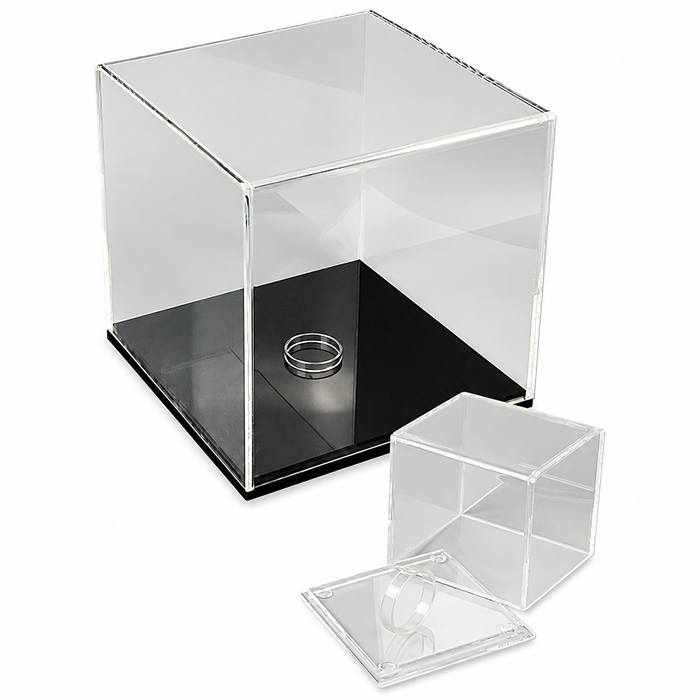 Acryl-Schaukasten als kleiner transparenter Würfel und große Acryl-Vitrine mit schwarzer Bodenplatte für die Präsentation von Einzelstücken.