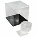 Acryl-Schaukasten als kleiner transparenter Würfel und große Acryl-Vitrine mit schwarzer Bodenplatte für die Präsentation von Einzelstücken.