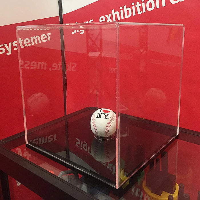 Acryl-Vitrine mit Baseball als Sammlerobjekt auf einer Präsentationsfläche im Ausstellungsbereich.
