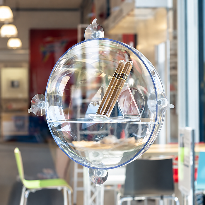 Acrylkugel-Display mit Zwischenboden und vier Haftsaugern im Schaufenster