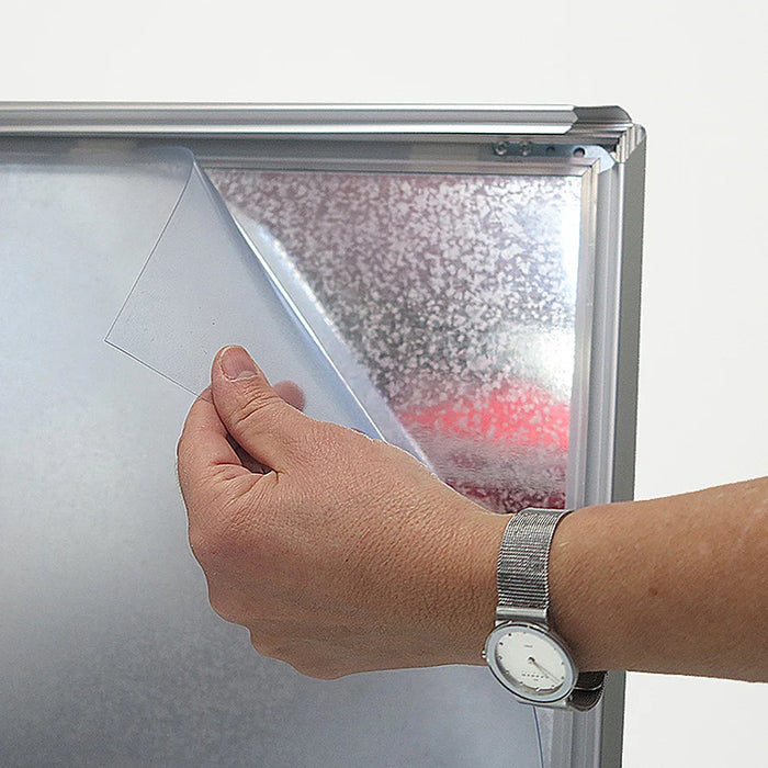 entspiegelte APET Frontplatte schützt Poster im Kundenstopper vor Reflexionen