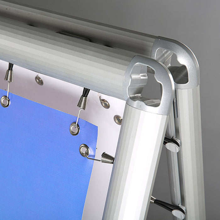 Eckverbindung des Aluminium-Banneraufstellers mit Haken und Gummiband am Banner