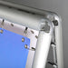 Eckverbindung des Aluminium-Banneraufstellers mit Haken und Gummiband am Banner
