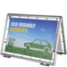 Outdoor-Banneraufsteller aus Aluminium mit eingespanntem PVC-Banner mit Auto-Motiv