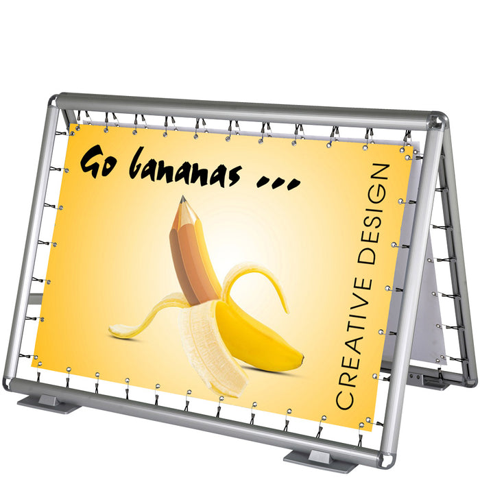 Outdoor-Banneraufsteller aus Aluminium mit eingespanntem PVC-Banner mit Bananen-Motiv