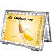 Outdoor-Banneraufsteller aus Aluminium mit eingespanntem PVC-Banner mit Bananen-Motiv
