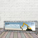 Freistehender Bannerrahmen aus Aluminiumrohr mit PVC-Banner vor einer weißen Ziegelwand auf Holzboden