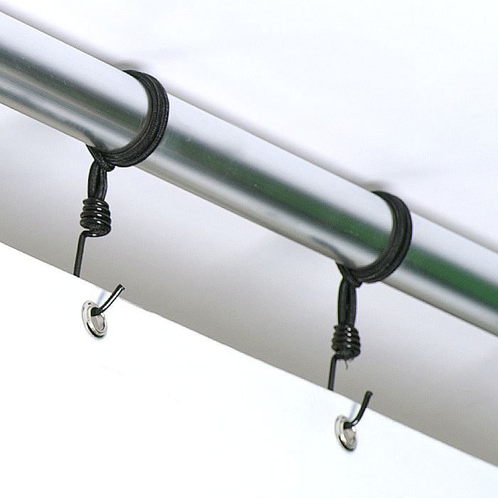 Gummispanner mit Haken in den Ösen eines PVC-Banners am Aluminiumrohr