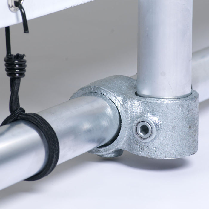 Rohrverbinder am Aluminiumrohr-Rahmen mit Gummispanner und PVC-Banner