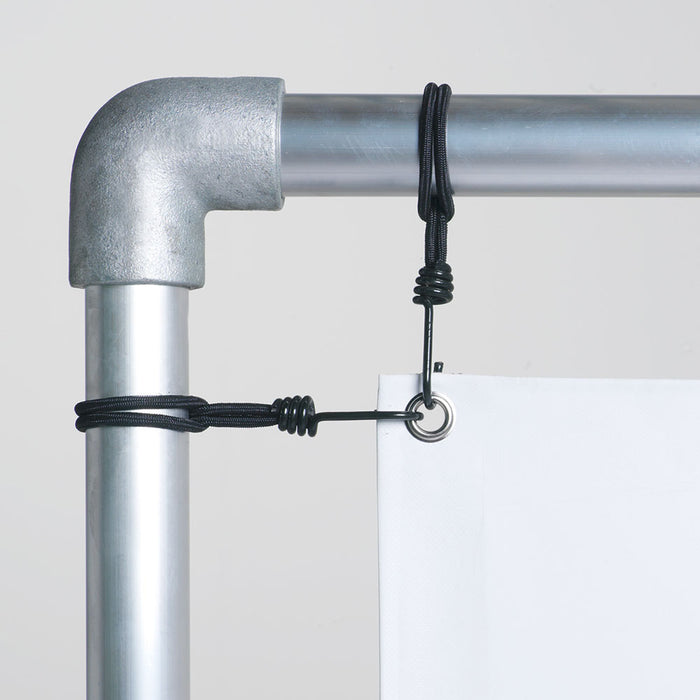 Eckverbinder am Aluminiumrohr-Rahmen mit Gummispanner, der das PVC-Banner an der Öse hält