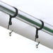 Gummispanner mit Haken in den Ösen eines PVC-Banners am Aluminiumrohr