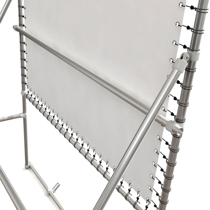 Rückseite des Hochständers: schräge Streben aus Aluminiumrohr mit Rohrverbinder hinter dem Banner
