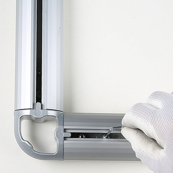 Ecke des Aluminium-Bannerrahmens wird mit einem Werkzeug im Profil verschraubt