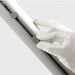 Kunststoffknopf im Aluminiumprofil des Bannerrahmens, mit der Hand eingesetzt