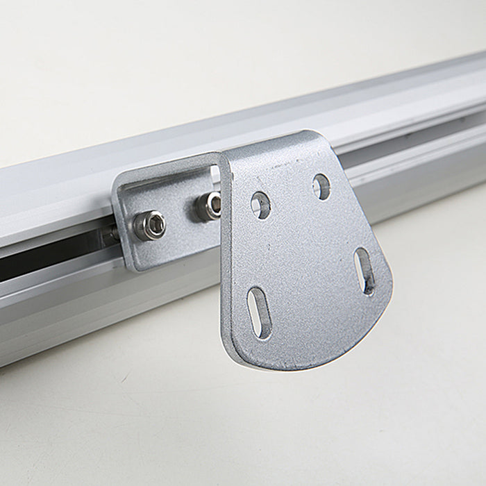 Wandhalterung am Aluminiumprofil des Bannerrahmens für die Montage an Gebäuden