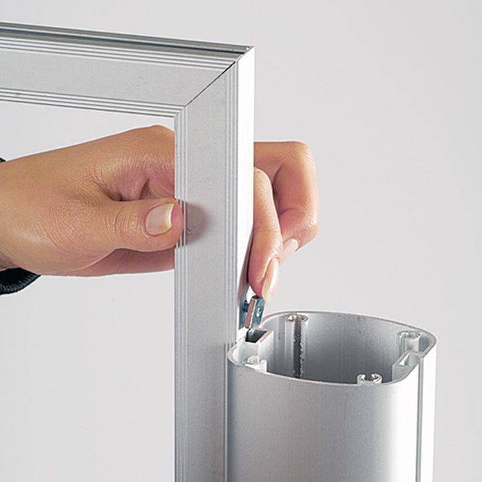 Detailansicht der Befestigung eines horizontalen DIN A3 Slide-In Plakatrahmens am Aluminiumständer