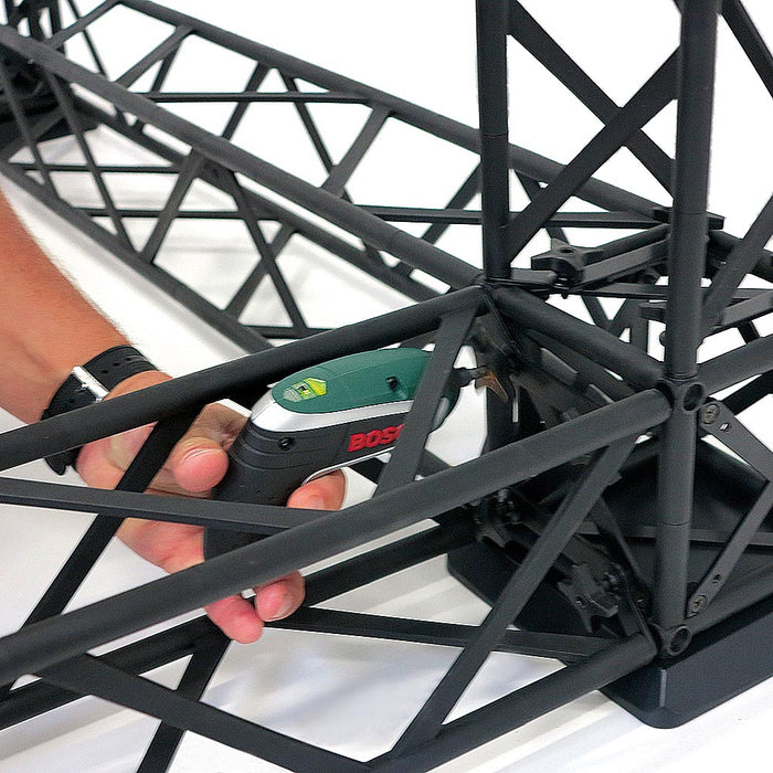 Detailaufnahme Bosch IXO Schrauber Einsatz beim Aufbau eines Crown Truss Displays